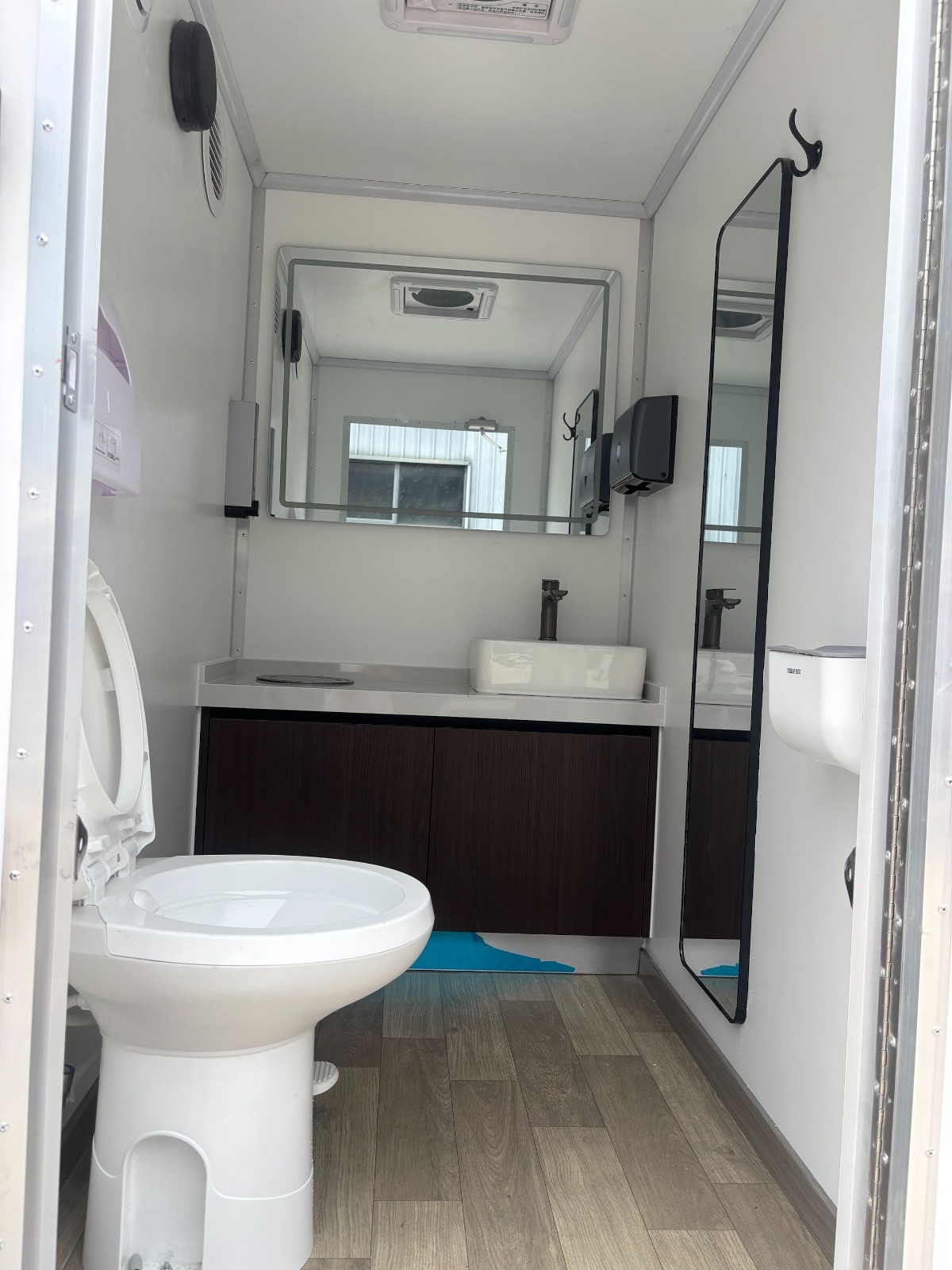 Portable 2 Station Porta Potty Off Road Trailer Luxury Restroom Toilet and Sink
