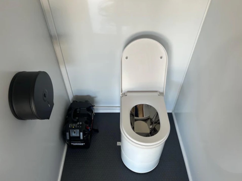 Single Portable Restroom with Waterless Incinerating Toilet No more pump out