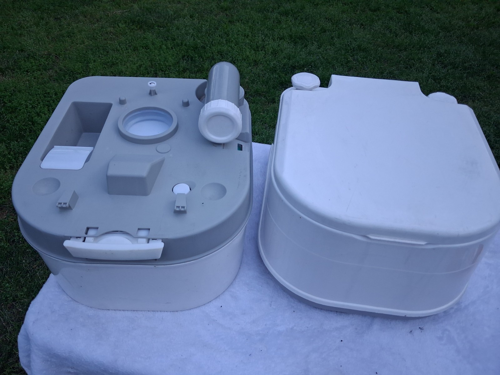 Portable Camping Cassette Toilet White/Gray 5.3gal Waste 2.6gal Water Flush