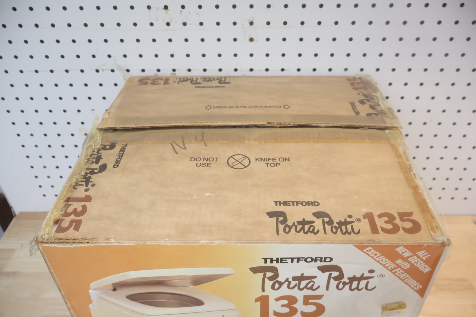 THETFORD PORTA POTTI 135 PORTABLE TOILET COLOR BEACH WHITE W/DOVE BROWN BAND NEW