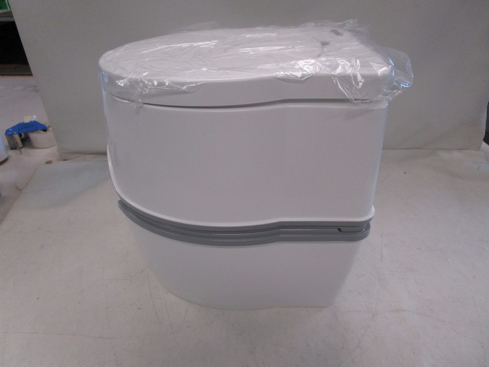 THETFORD PORTA POTTI 565E CURVE PORTABLE TOILET SOFT CLOSE SEAT WHITE 92306