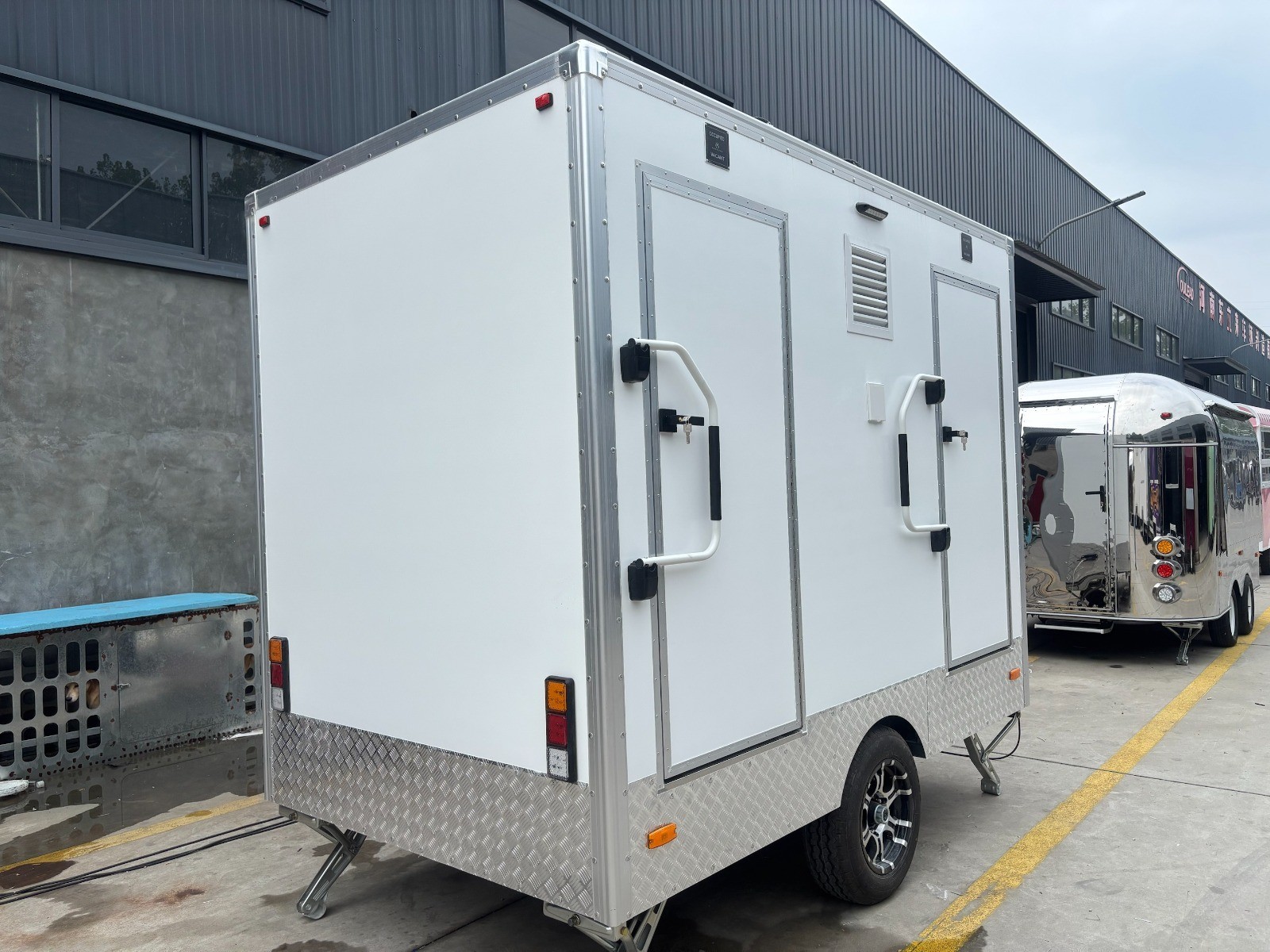 Portable 2 Station Porta Potty Off Road Trailer Luxury Restroom Toilet and Sink