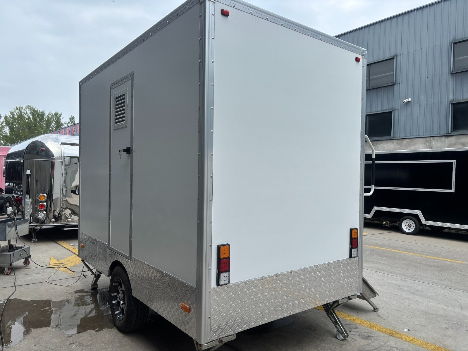 Portable 2 Station Porta Potty Off Road Trailer Luxury Restroom Toilet and Sink