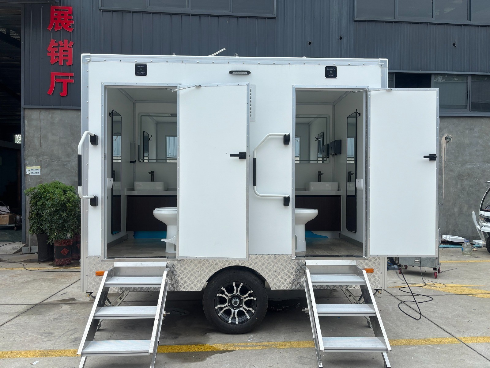 Portable 2 Station Porta Potty Off Road Trailer Luxury Restroom Toilet and Sink